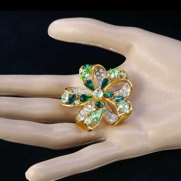 NOLAN MILLER EMERALD-GREEN CRYSTAL RHINESTONE RIBBON BOW GOLD-PLATED PIN BROOCH